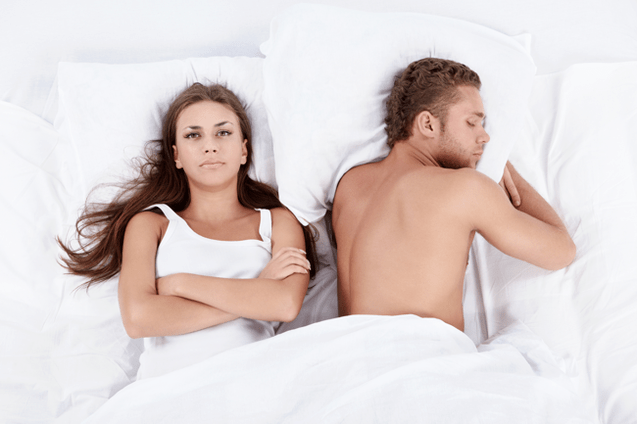 žena v posteli s mužem se špatnou potencí